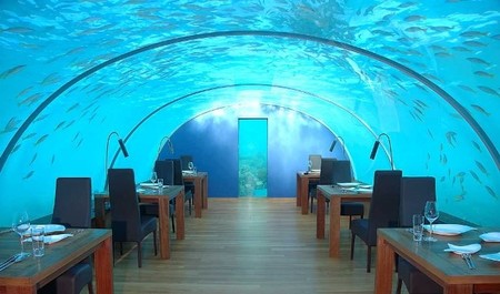 Restaurantes raros por el mundo: a oscuras, bajo agua, en el retrete...