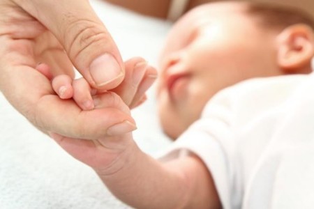 Los beneficios que obtienen los bebés prematuros en la UCIN cuando sus padres se involucran en el cuidado