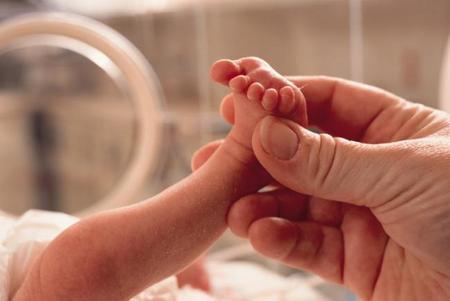 La violencia y la falta de empatía al nacer, en boca de una neonatóloga