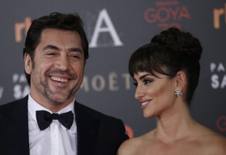 Por fin Penélope Cruz y Javier Bardem posan juntos en la alfombra roja de los Premios Goya 2016