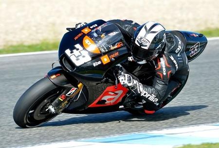 Aprilia podría preparar un "intercambio de cromos" entre Jordi Torres y Marco Melandri
