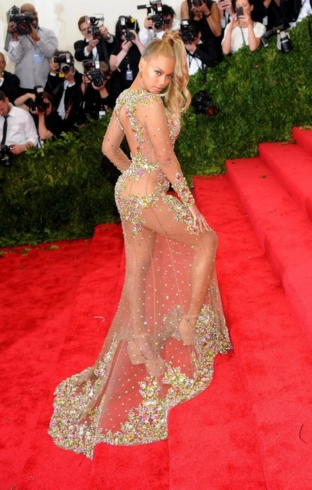 ¿De verdad van desnudas? Qué llevan las celebrities cuando parece que no llevan nada