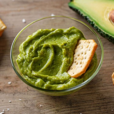 El guacamole más fácil y versátil del mundo se hace solo con tres ingredientes al estilo taquero 
