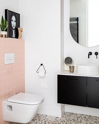 Diez baños que demuestran que un toque de rosa es lo que puede