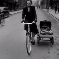 El increíble cochecito que se acopla a una bicicleta como sidecar inventado ¡en 1951!