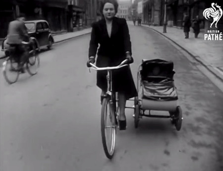 El increíble cochecito que se acopla a una bicicleta como sidecar inventado ¡en 1951!
