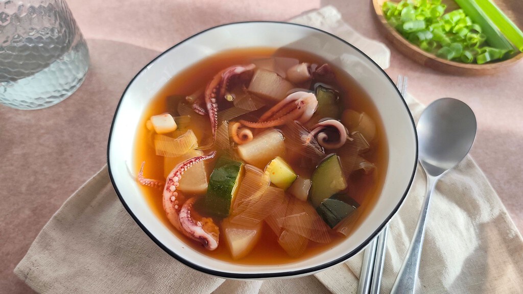 Ojingeo guk: receta de la exquisita sopa coreana de calamar con verduras y un punto picante