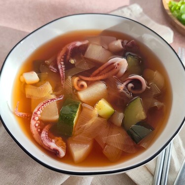 Ojingeo guk: receta de la exquisita sopa coreana de calamar con verduras y un punto picante