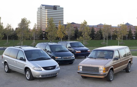 FCA celebra 35 años del nacimiento de la primera minivan