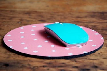 Fundas, alfombrillas y carteles con tipografía personalizada para una mesa de trabajo con mucho encanto