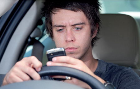 Conducir y manejar un smartphone conlleva más riesgo vial que el consumo de alcohol o cannabis al volante