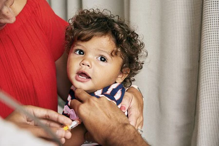 Pfizer dice que su tercera dosis de vacuna contra COVID es segura para niños de seis meses a cinco años y buscará autorización de la FDA