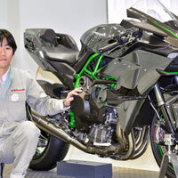 Mientras medio mundo automatiza fábricas, Kawasaki sigue ensamblando la Ninja H2 casi a mano en un laboratorio japonés. Y el vídeo es hipnótico