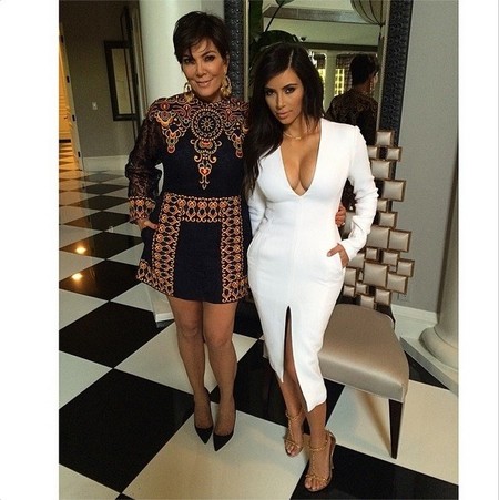 A Kim Kardashian su madre no le dice que <em>es mejor insinuar que enseñar</em>