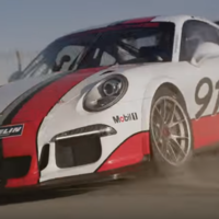 Porsche y Mark Webber muestran por qué no debemos manejar y textear al mismo tiempo