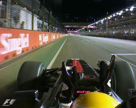 f1_lewis-hamilton-vence-al-paso-por-meta-del-gp-de-singapur-2009.jpg