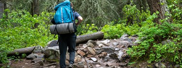 Decathlon rebaja a mitad de precio el pantalón ligero perfecto para realizar senderismo este verano