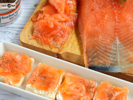 Cómo hacer salmón ahumado casero: receta fácil para ahumar salmón con un toque de Bourbon