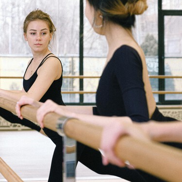 Cinco ejercicios que aprendí en clases de barre que no cansan y son muy fáciles de hacer 