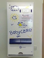 Se empiezan a ver máquinas expendedoras de pañales en los baños públicos