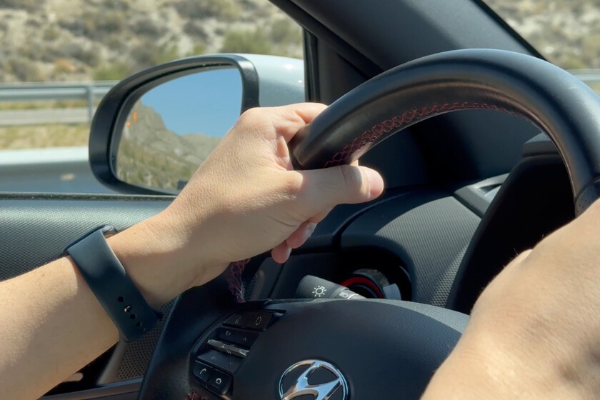 La DGT calcula que puedes ahorrar hasta 500 euros en gasolina. Tu iPhone tiene un par de trucos extra que ellos no cuentan