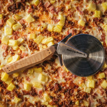 Un inmigrante griego creó en Canadá la receta de inspiración italiana más controvertida: la pizza hawaiana 