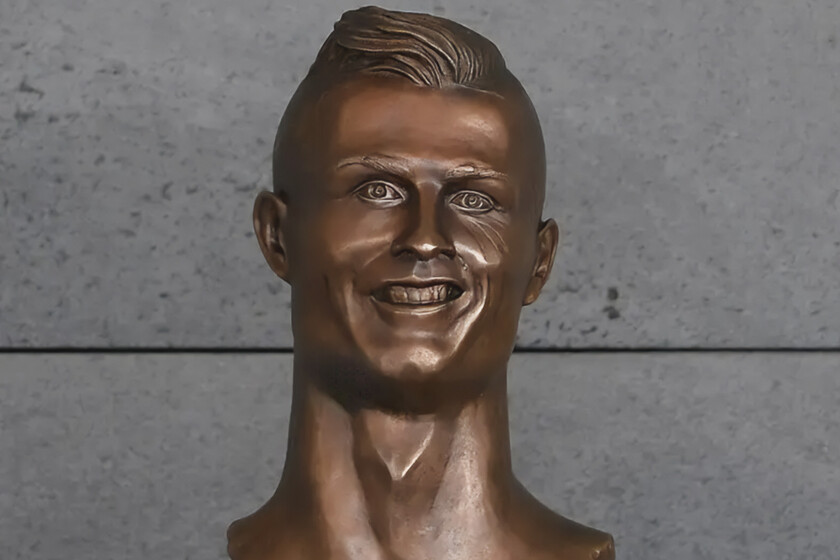 Construir estatuas de bronce cuando un famoso muere es normal. Que todas sean rematadamente feas, también