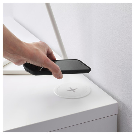 Rällen de IKEA, carga inalámbrica para tu móvil sin un sólo cable visible