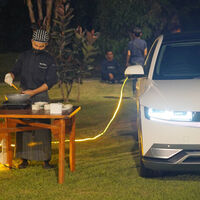 "Los tontos con coche eléctrico comimos caliente, vimos la TV y tuvimos luz en casa". Los eléctricos han sido la salvación para algunos durante el gran apagón 