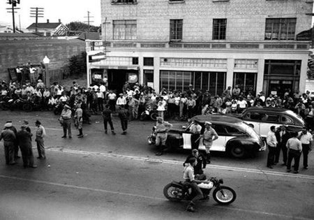 Policía dispersando