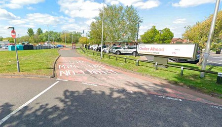 El McDonalds con entrada trampa: un carril bus que ha puesto medio millón de libras en multas en un año