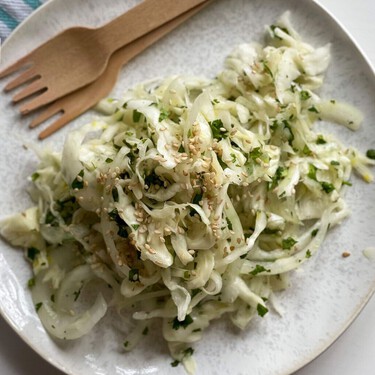 Griega o americana, la ensalada de col es súper refrescante y te saldrá más rica con este sencillo truco