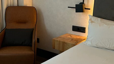 新しいホテルには壁に USB ポートがあります