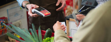 Por qué no es buena idea pagar siempre la compra del supermercado con tarjeta de crédito 