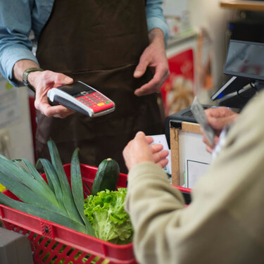 Por qué no es buena idea pagar siempre la compra del supermercado con tarjeta de crédito 