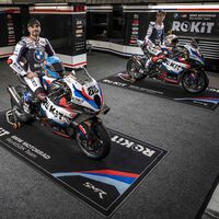 Lluvia, viento y retrasos. La odisea del equipo BMW para escapar de la borrasca Kristin y poder rodar su nueva moto de Superbikes