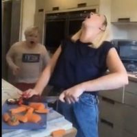 Las  bromas de una madre youtuber a sus hijos que no nos causan nada de gracia