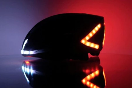 Los intermitentes y las luces de freno van en el casco del ciclista: Lumos