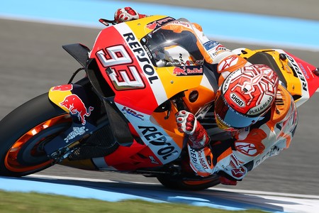 Marc Márquez roba a Valentino Rossi una pole para la historia por 11 milésimas en el GP de Tailandia