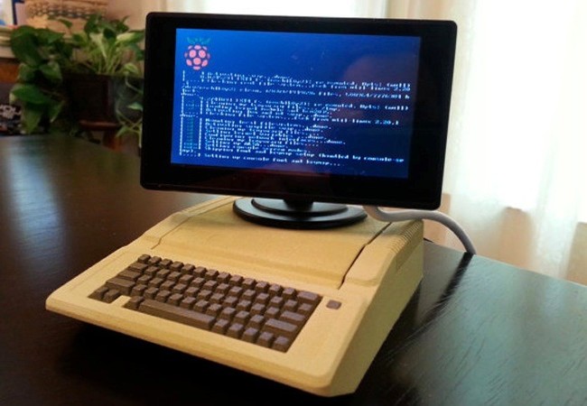 Caja para la Raspberry Pi con un monitor minúsculo encima