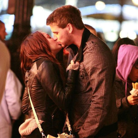 ¡¡Miley Cyrus y Liam Hemsworth pillados besándose!!