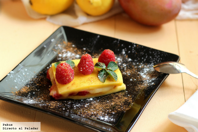 Milhojas sencillo de mango y frambuesas, receta de postre sin horno