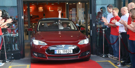 El primer Tesla Model S europeo se entrega en Noruega