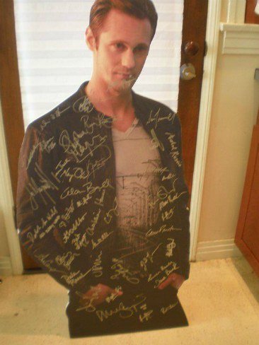 A romper la hucha que subastan un Alex Skarsgård pintarrajeado