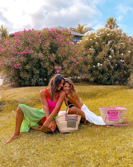 Laura y Anita Matamoros son ahora super amiguis: con el viento de Tarifa se voló el mal rollo (y alguna peluca)