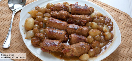 Receta de rollitos de lomo de cerdo y jamón ibérico con salsa de escalonias y uvas