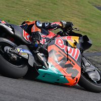 El último giro de tuerca de KTM a la aerodinámica en MotoGP es este mastodóntico basculante nunca antes visto 