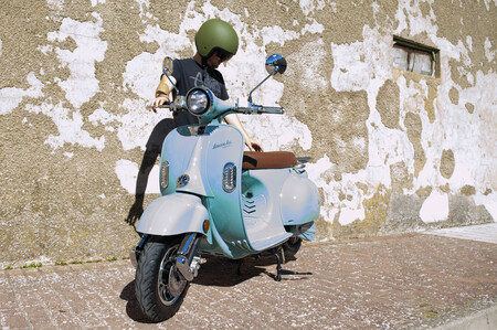 Este scooter eléctrico español tiene 100 km de autonomía y es válido para el carnet AM, por un precio muy competitivo de 2.995 euros
