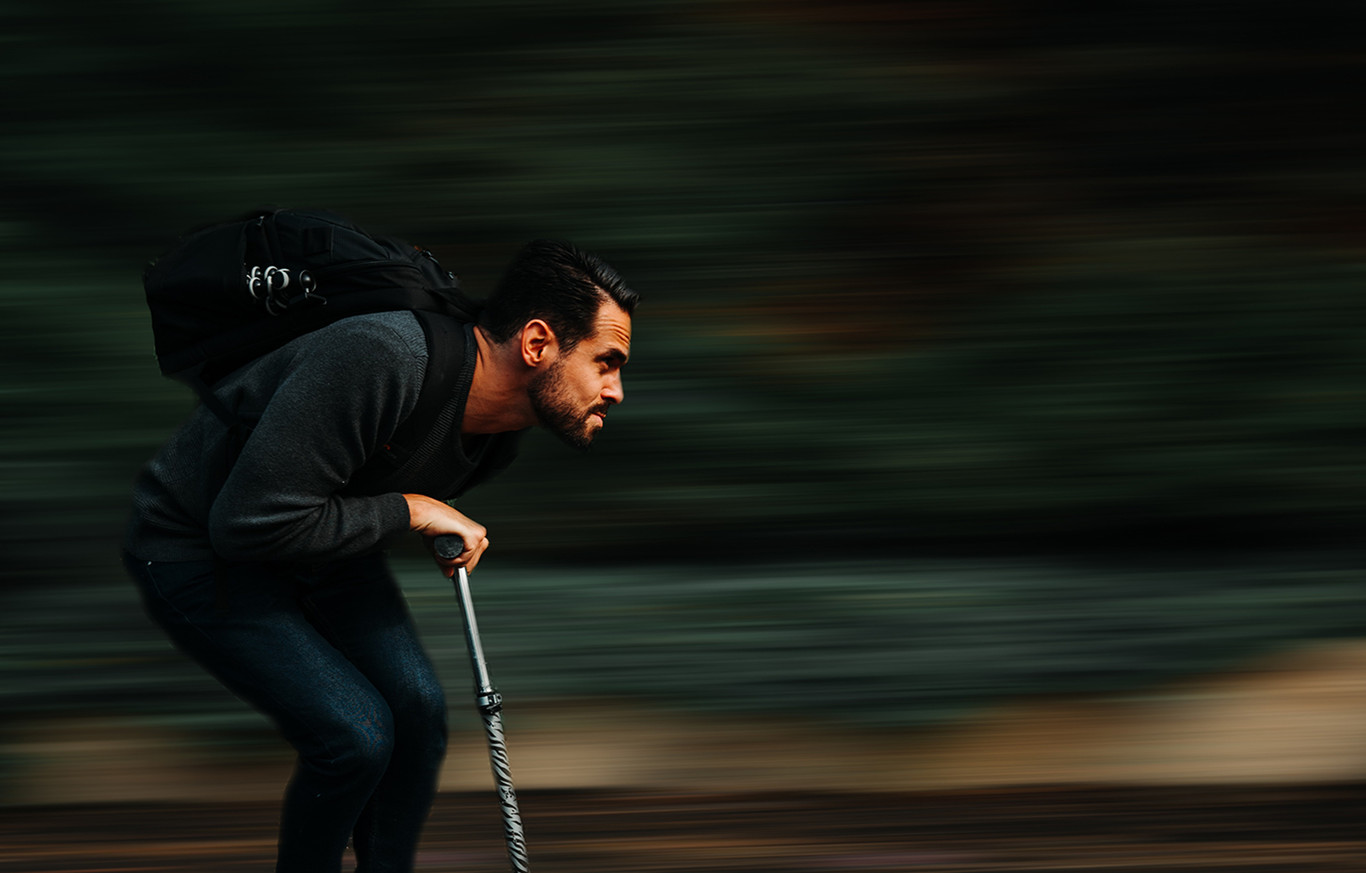 Este patinete eléctrico a 100 km/h y cogiendo el rebufo de un coche es solo la punta del iceberg del problema con estos vehículos