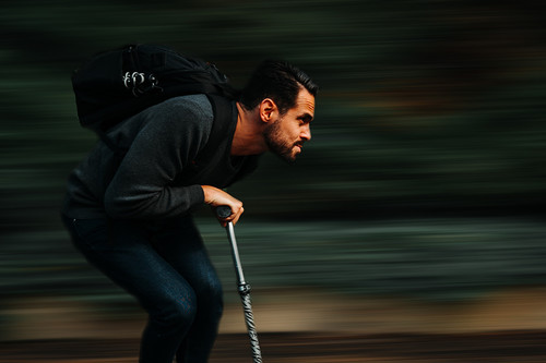 Este patinete eléctrico a 100 km/h y cogiendo el rebufo de un coche es solo la punta del iceberg del problema con estos vehículos